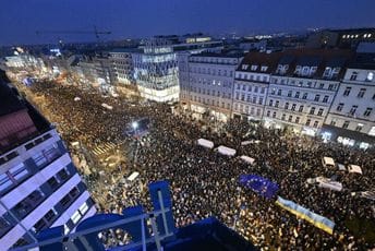 Evo šta je Zelenski poručio građanima koji su okupljeni na evropskim trgovima Evo šta je Zelenski poručio građanima koji su okupljeni na evropskim trgovima