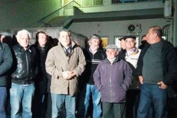 Članovi se okupili ispred nikšićkog SNP-a: Nećemo dozvoliti ulazak u manjinsku vladu Članovi se okupili ispred nikšićkog SNP-a: Nećemo dozvoliti ulazak u manjinsku vladu