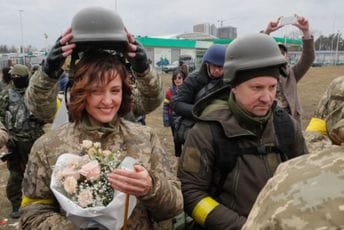 Ljubav jača od rata: Vjenčanje ukrajinskih vojnika na periferiji Kijeva Ljubav jača od rata: Vjenčanje ukrajinskih vojnika na periferiji Kijeva