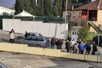 Članovi GO SNP-a stižu na sjednicu, iz nikšićkog Odbora protestuju