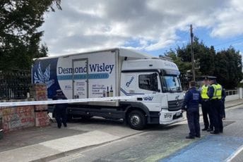 Irac se kamionom zaletio i udario u ogradu ruske ambasade (VIDEO) Irac se kamionom zaletio i udario u ogradu ruske ambasade (VIDEO)