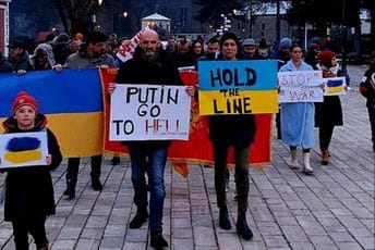 "Putin, go to hell": Radulovići predvodili današnji skup na Cetinju "Putin, go to hell": Radulovići predvodili današnji skup na Cetinju
