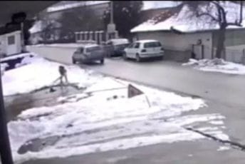 Dječak nije gurnuo djevojčicu u vodu, već je pokušao da joj pomogne (VIDEO) Dječak nije gurnuo djevojčicu u vodu, već je pokušao da joj pomogne (VIDEO)