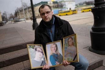 "Izgubio sam sve": Ukrajinac na Twitteru vidio da su mu u ruskom napadu ubijeni supruga i dvoje djece "Izgubio sam sve": Ukrajinac na Twitteru vidio da su mu u ruskom napadu ubijeni supruga i dvoje djece