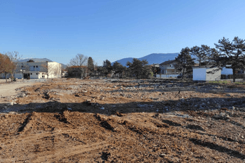 Roditelji djece iz OŠ "Vladimir Nazor" danas ispred Vlade: Od obećanja nije bilo ništa Roditelji djece iz OŠ "Vladimir Nazor" danas ispred Vlade: Od obećanja nije bilo ništa