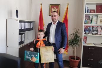 Đurđević dječaku Dariu uručio Pohvalu za hrabrost, humanost i drugarstvo Đurđević dječaku Dariu uručio Pohvalu za hrabrost, humanost i drugarstvo