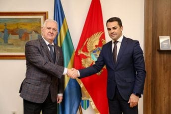 Raičević sa ambasadorom Rumunije: Veliki potencijal za saradnju Bara sa rumunskim gradovima Raičević sa ambasadorom Rumunije: Veliki potencijal za saradnju Bara sa rumunskim gradovima