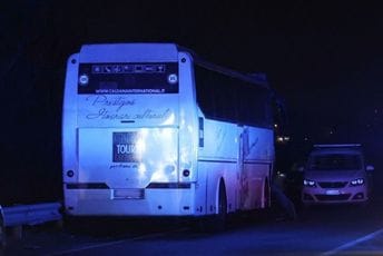 Italija: Prevrnuo se autobus pun izbjeglica, jedna osoba poginula Ilustracija