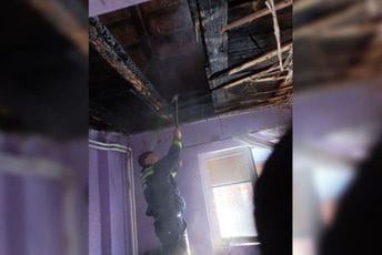 Kolašin: Vatrogasci spasili kuću u centru grada Kolašin: Vatrogasci spasili kuću u centru grada