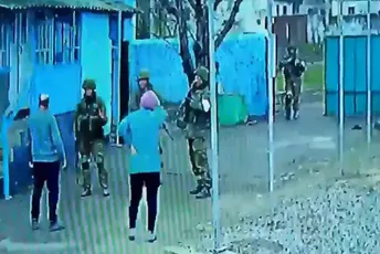 (VIDEO) Hrabri ukrajinski par otjerao ruske vojnike iz dvorišta (VIDEO) Hrabri ukrajinski par otjerao ruske vojnike iz dvorišta