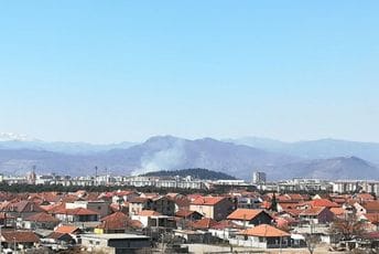 Požar na Zabjelu: Gori travnata površina, vatrogasci na terenu Požar na Zabjelu: Gori travnata površina, vatrogasci na terenu