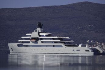 Aktivista pokušao da izazove sudar čamca i Abramovičeve jahte Aktivista pokušao da izazove sudar čamca i Abramovičeve jahte