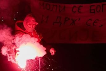 Ponavljanja Učesnici pale baklje tokom skupa podrške Rusiji u napadu na Ukrajinu, ispred Skupštine Crne Gore u Podgorici 2. mart 2022.