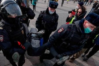 Zbog antiratnih skupova u Rusiji je danas privedeno skoro hiljadu ljudi, od početka invazije gotovo je 15.000 lišeno slobode Zbog antiratnih skupova u Rusiji je danas privedeno skoro hiljadu ljudi, od početka invazije gotovo je 15.000 lišeno slobode