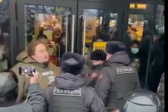 Rus se vezao lancem za vrata McDonald'sa u pokušaju da zaustavi njegovo zatvaranje Rus se vezao lancem za vrata McDonald'sa u pokušaju da zaustavi njegovo zatvaranje