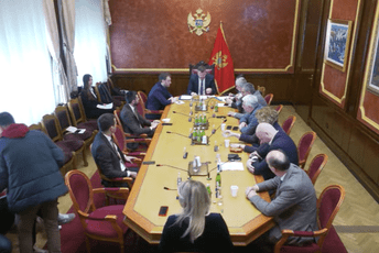 Papović: Ustavni puč DF-a je odbrana kleročetničke despotije koja je Crnoj Gori zasjela na vrat, ali ima lijeka i za to Papović: Ustavni puč DF-a je odbrana kleročetničke despotije koja je Crnoj Gori zasjela na vrat, ali ima lijeka i za to