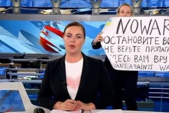 Misterija o urednici koja je upala na rusku emisiju s antiratnim plakatom