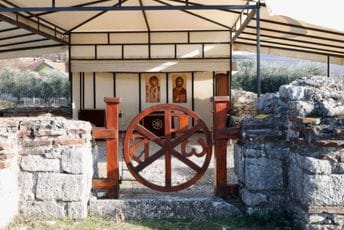 Službenik „greškom“ promašio broj, a pogodio Mitropoliju SPC Nad ostacima ranohrišćanske crkve podignuta je tenda sa likovima svetaca, bez odobrenja Uprave za zaštitu kulturnih dobara