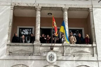 Studenti istakli zastavu Ukrajine na zgradi FCJK Studenti istakli zastavu Ukrajine na zgradi FCJK