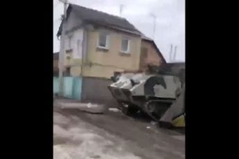 Vjerovali ili ne: Rusi „sakrili“ tenkove u dvorišta kuća (VIDEO) Vjerovali ili ne: Rusi „sakrili“ tenkove u dvorišta kuća (VIDEO)