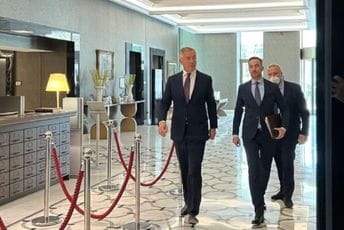 Počeo sastanak Abazovića sa predstavnicima opozicije i manjinskih partija, došao i Đukanović Počeo sastanak Abazovića sa predstavnicima opozicije i manjinskih partija, došao i Đukanović