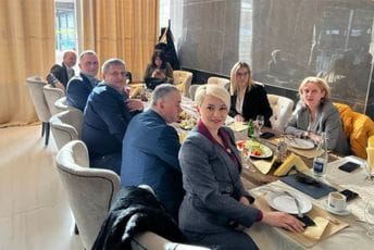 Slaven Radunović sa Vesnom Bratić i Milicom Kadović šalje pozdrav iz 'srpskih Berana' Slaven Radunović sa Vesnom Bratić i Milicom Kadović šalje pozdrav iz 'srpskih Berana'