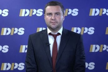 Gvozdenović: Jovanović obmanuo javnost, Opština Budva na ime zarada i doprinosa za zaposlene izdvaja oko 20% lokalnog budžeta Gvozdenović: Jovanović obmanuo javnost, Opština Budva na ime zarada i doprinosa za zaposlene izdvaja oko 20% lokalnog budžeta