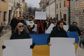 Cetinje i danas za Ukrajinu: Nosili transparente bez poruka za žrtve Putinove cenzure Cetinje i danas za Ukrajinu: Nosili transparente bez poruka za žrtve Putinove cenzure