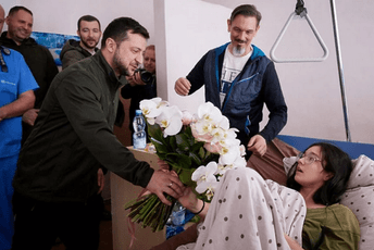 Zelenski posjetio ranjenu tinejdžerku i saznao da je internet zvijezda: Znači, zauzeli smo TikTok Zelenski posjetio ranjenu tinejdžerku i saznao da je internet zvijezda: Znači, zauzeli smo TikTok