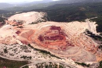 Direktor ne da plate, a radnici mašine Direktor ne da plate, a radnici mašine