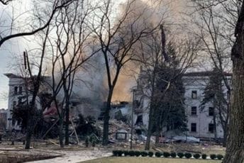 Ispod razorenog pozorišta u Mariupolju više stotina ljudi, već dva dana traje spašavanje Ispod razorenog pozorišta u Mariupolju više stotina ljudi, već dva dana traje spašavanje