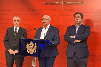 Mandić: Svi da čuju riječi Đukanovića, svako ko se uhvati sa DPS-om završi kao Pozitivna Mandić: Svi da čuju riječi Đukanovića, svako ko se uhvati sa DPS-om završi kao Pozitivna