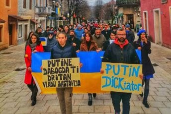 Cetinje ne odustaje: Danas transparent "Putin DICKtator" Cetinje ne odustaje: Danas transparent "Putin DICKtator"