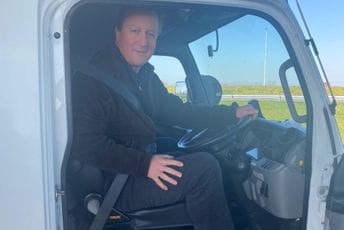 Kameron u kamionu na putu za Poljsku, nosi pomoć ukrajinskim izbjeglicama Kameron u kamionu na putu za Poljsku, nosi pomoć ukrajinskim izbjeglicama