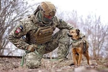 U odbrani Ukrajine vojnicima pomažu i psi U odbrani Ukrajine vojnicima pomažu i psi