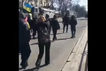 (VIDEO) Građani okupiranog Hersona blokirali put ruskom vojnom konvoju: "Idite kući!" (VIDEO) Građani okupiranog Hersona blokirali put ruskom vojnom konvoju: "Idite kući!"