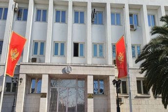 Ispred zgrade Predsjedništva zastave na pola koplja: Poštovanje prema 2.696 građana CG Ispred zgrade Predsjedništva zastave na pola koplja: Poštovanje prema 2.696 građana CG