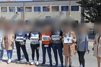 Višnjić vraćena na posao, dio roditelja protestuje Višnjić vraćena na posao, dio roditelja protestuje