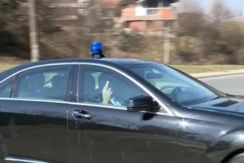(VIDEO) Dodik iz automobila pokazao srednji prst novinarima