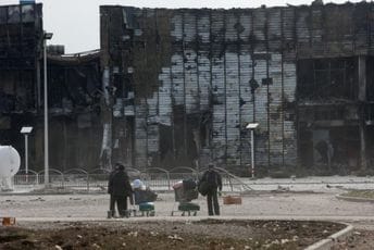 Ljudi umiru od gladi i žeđi, majke nemaju čime nahraniti bebe... Ljudi umiru od gladi i žeđi, majke nemaju čime nahraniti bebe...