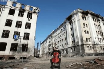 Muškarac svira čelo u opustošenom centru Harkova (VIDEO) Muškarac svira čelo u opustošenom centru Harkova (VIDEO)