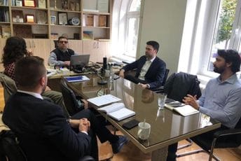 Osobama sa invaliditetom biće omogućeno samostalno i tajno glasanje Osobama sa invaliditetom biće omogućeno samostalno i tajno glasanje