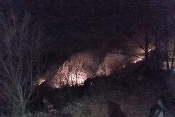 Požari bukte u kolašinskim selima, gašenje iz vazduha nije moguće jer avioni nisu osigurani Požari bukte u kolašinskim selima, gašenje iz vazduha nije moguće jer avioni nisu osigurani