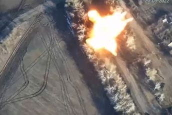 Ukrajinci objavili novi snimak: Iz vazduha uništen još jedan ruski tenk (VIDEO) Ukrajinci objavili novi snimak: Iz vazduha uništen još jedan ruski tenk (VIDEO)