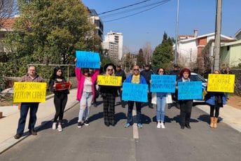 Protest ispred Ambasade Rusije u Podgorici: Minut ćutanja za sve civilne žrtve u Ukrajini Protest ispred Ambasade Rusije u Podgorici: Minut ćutanja za sve civilne žrtve u Ukrajini