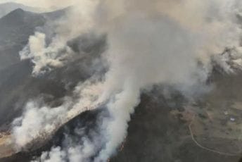 Vojska Crne Gore digla avijaciju: Gase požare u Kolašinu Vojska Crne Gore digla avijaciju: Gase požare u Kolašinu