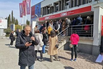 Useliće u zgradu 1. aprila makar pod fenjerima Useliće u zgradu 1. aprila makar pod fenjerima