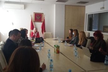 Jovanović razgovarala sa predstavnicima NVO o problemu porodičnog nasilja Jovanović razgovarala sa predstavnicima NVO o problemu porodičnog nasilja