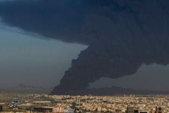 Raketni napad: Požar na 20 kilometara od staze Formule 1, trka se, ipak, vozi Raketni napad: Požar na 20 kilometara od staze Formule 1, trka se, ipak, vozi