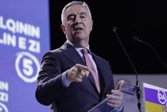Đukanović: CG ne posustaje u odbrani svog građanskog karaktera, bili smo barijera velikosrpskom nacionalizmu Đukanović: CG ne posustaje u odbrani svog građanskog karaktera, bili smo barijera velikosrpskom nacionalizmu